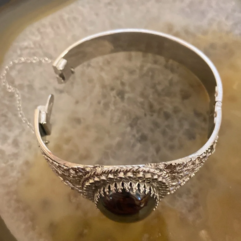 Xxsoldxx Vintage Whiting & Davis Hematite & silver clamp bracelet EUC 6.5" - Picture 3 of 11